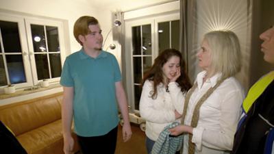 Der Blaulicht Report: Oma entdeckt blutüberströmte 16-Jährige / Imbissräuber verschwindet spurlos