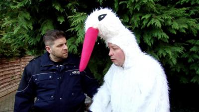 Der Blaulicht Report: Folge 69: Storchenmann entführt Baby Der Blaulicht Report: Folge 69: Storchenmann entführt Baby