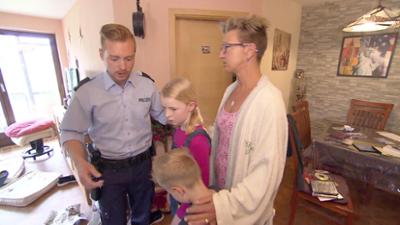 Der Blaulicht Report: Folge 21: Junge filmt Leiche mit Handy / Kinder putzen Kneipe