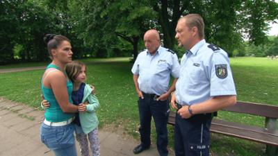 Der Blaulicht Report: Frau mit Kinderwagen wird angegriffen / 8-Jährige verliert ihren Vater beim Versteckspiel
