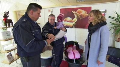 Der Blaulicht Report: Folge 3: Passantin findet Baby in Schaufenster