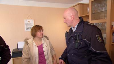 Der Blaulicht Report: Folge 78: Betrunkene Frau kippt Kinderwagen um Der Blaulicht Report: Folge 78: Betrunkene Frau kippt Kinderwagen um