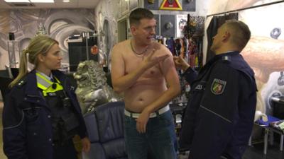 Der Blaulicht Report: Folge 7: Zweigleisig / Mutti ist die Beste