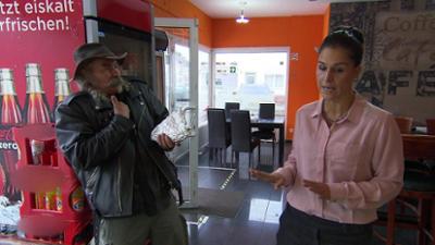 Der Blaulicht Report: Folge 6: Frau schmeißt Hausrat vom Balkon Der Blaulicht Report: Folge 6: Frau schmeißt Hausrat vom Balkon