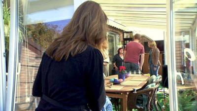 Familien im Brennpunkt: Folge 110: Penetrante Nachbarin macht Hausfrau das Leben schwer