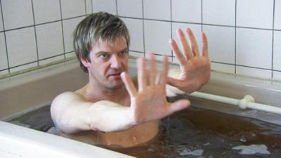 Familien im Brennpunkt: Folge 1: Schüchterner 39-Jähriger wird von Physiotherapeutin in die Zange genommen
