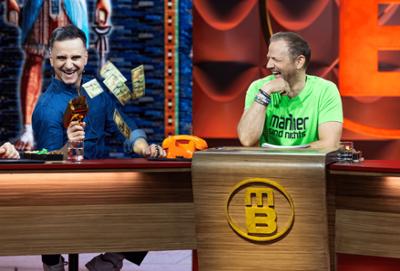 Mario Barth deckt auf: Gäste: Özcan Cosar, Martin Klempnow, Laura Karasek und Christopher Posch.