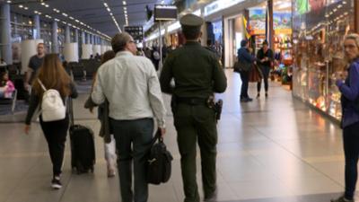 Border Patrol Südamerika: Staffel 2, Folge 16: Passagiere mit Kokain in Gepäck an Flughäfen entdeckt