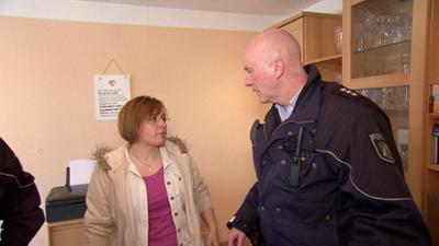 Der Blaulicht Report: Folge 78: Betrunkene Frau kippt Kinderwagen um