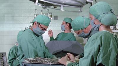 Der Sechs Millionen Dollar Mann: Staffel 4, Folge 7: Riskante Operation - Teil 1