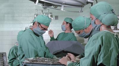 Der Sechs Millionen Dollar Mann: Staffel 4, Folge 7: Riskante Operation - Teil 1