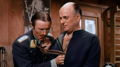 Ein Käfig voller Helden: Folge 16: Die ärztliche Untersuchung