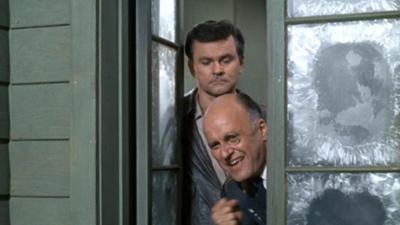 Ein Käfig voller Helden: Folge 29: Richtiges Affentheater