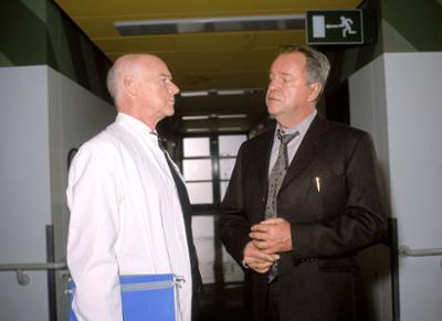 Im Namen des Gesetzes: Staffel 6, Folge 16: Tod im OP