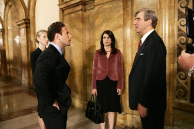 Law & Order: Staffel 16, Folge 11: Geld gegen Glauben