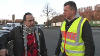 Schneller als die Polizei erlaubt: Ein Kapitän versucht seinen Verstoß mit Alkohol aus der Welt zu schaffen