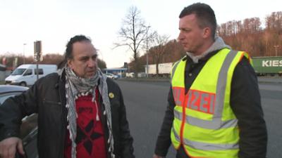 Schneller als die Polizei erlaubt: Ein Kapitän versucht seinen Verstoß mit Alkohol aus der Welt zu schaffen