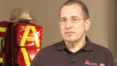 Schneller als die Polizei erlaubt: Ein Tiersammler rast mit einem ungesicherten Huhn über die Autobahn