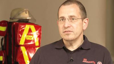 Schneller als die Polizei erlaubt: Ein Tiersammler rast mit einem ungesicherten Huhn über die Autobahn