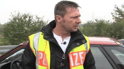 Schneller als die Polizei erlaubt: Staffel 5, Folge 21: Unfall durch Steinewerfer