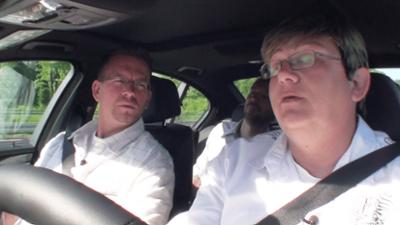 Schneller als die Polizei erlaubt: Eine Puppenspielerin bringt die Beamten an den Rand der Verzweiflung