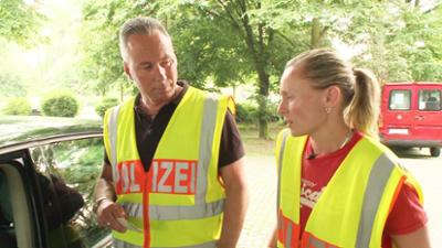 Schneller als die Polizei erlaubt: Staffel 8, Folge 26: Vom barmherzigen Samariter zum skrupellosen Betrüger