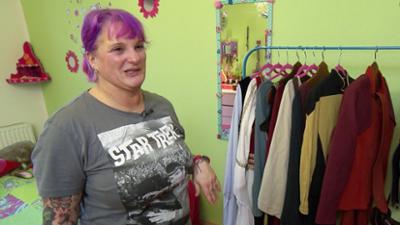 Shopping Queen: Motto in Düsseldorf: Auf Streife - Finde einen stylischen Look rund um deine neuen Track Pants!, Tag