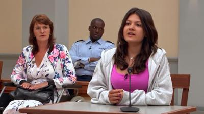 Ulrich Wetzel - Das Jugendgericht: Diebischer Teenager jagt Rollstuhlfahrerin in Umkleidekabine Angst ein