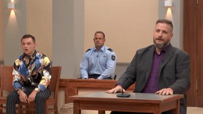 Ulrich Wetzel - Das Jugendgericht: Mobbing-Terror im Fast-Food-Imbiss! Rächte 18-Jährige sich an reichem Mitschüler?