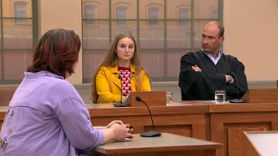 Ulrich Wetzel - Das Jugendgericht: Folge 25: Knockte frustriertes Mädchen Mutter aus, um Party zu machen?