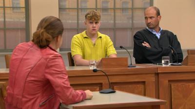 Ulrich Wetzel - Das Jugendgericht: Dreister Betrug: Hat Teenager mit geliehenem Roller Alleinerziehende abgezockt?