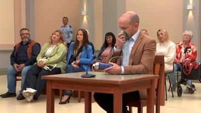 Ulrich Wetzel - Das Strafgericht: Folge 339: Stieß Straßenbahn-Rowdy junge Mutter auf die Gleise?