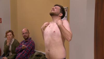 Ulrich Wetzel - Das Strafgericht: Mann brettert durch Verkehrskontrolle und will halbnackt vor Gericht treten