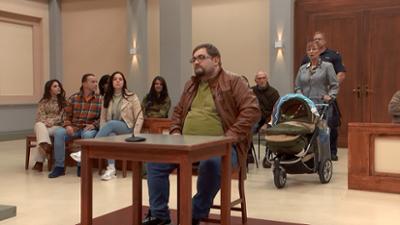 Ulrich Wetzel - Das Strafgericht: Folge 276: Hat ehemalige Leih-Oma Auto mitsamt Baby geklaut?