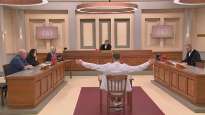 Ulrich Wetzel - Das Strafgericht: Hausmeister soll Schüler im Affenkostüm vor Schule angebunden haben