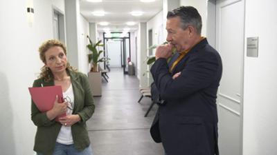Ulrich Wetzel - Der Ermittlungsrichter: Folge 41: Bademeister fast ertrunken - Geriet er im Schwimmbad an die Falsche?