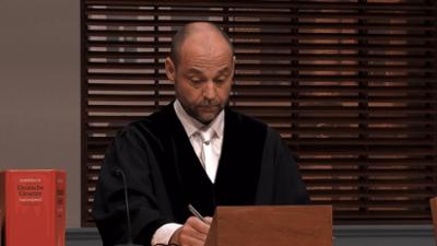 Barbara Salesch: Folge 25: Hat Gerichtsvollzieher Opfer zum Sex gezwungen?