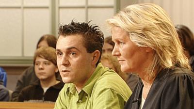 Das Familiengericht: Folge 106: Rabenmutter / Wir sitzen alle in einem Boot