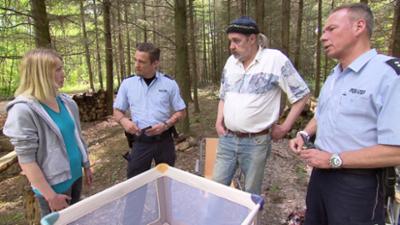 Der Blaulicht Report: Kinderbett im Wald / Fress-Attacke enthüllt grausames Kinder-Schicksal