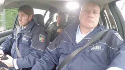 Der Blaulicht Report: Folge 26: 2-Jähriger spielt unbeaufsichtigt in Pyjama