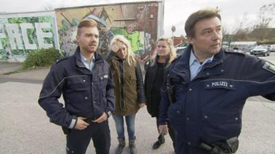 Der Blaulicht Report: Folge 32: Kinderwagen ist an Laternenmast gekettet