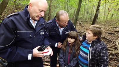 Der Blaulicht Report: Giftiges Gas in Einfamilienhaus freigesetzt / Kleine Geschwister zelten alleine im Wald