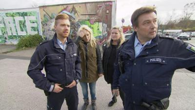 Der Blaulicht Report: Folge 32: Kinderwagen ist an Laternenmast gekettet