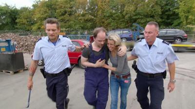 Der Blaulicht Report: Folge 64: Verrückter lässt Auto auf Auto krachen Der Blaulicht Report: Folge 64: Verrückter lässt Auto auf Auto krachen