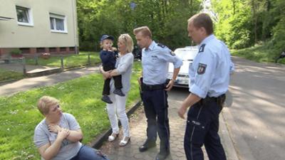 Der Blaulicht Report: Folge 9: Radlerin mit Kind stürzt über Wäscheleine
