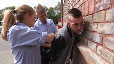 Der Blaulicht Report: Mann mit Autopanne auf der Flucht / Heimliche Partynacht endet mit Tattoo