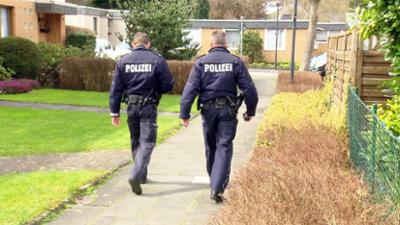 Der Blaulicht Report: Folge 74: Polizisten finden Mädchen in Auto / Einbrecher putzt Klo