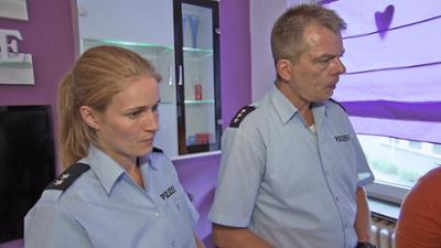 Der Blaulicht Report: Eifersüchtige zerlegt Nachbarhaus mit Baseballschläger / Mutter fürchtet um Leben der Tochter