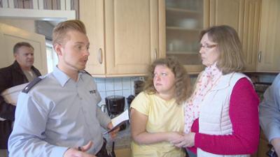 Der Blaulicht Report: Frau im Eva-Kostüm pennt an Bushaltestelle / Betrunkener Vater verliert Baby