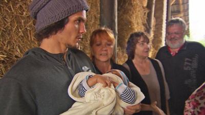 Der Blaulicht Report: Mutter verschwindet mit Baby / Mädchen greift Briefträger mit Pfefferspray an